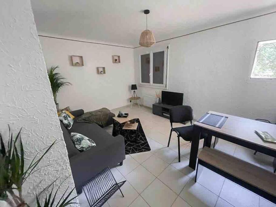 Appartement Spacieux Avec Parking Gratuit แซ็ต ภายนอก รูปภาพ